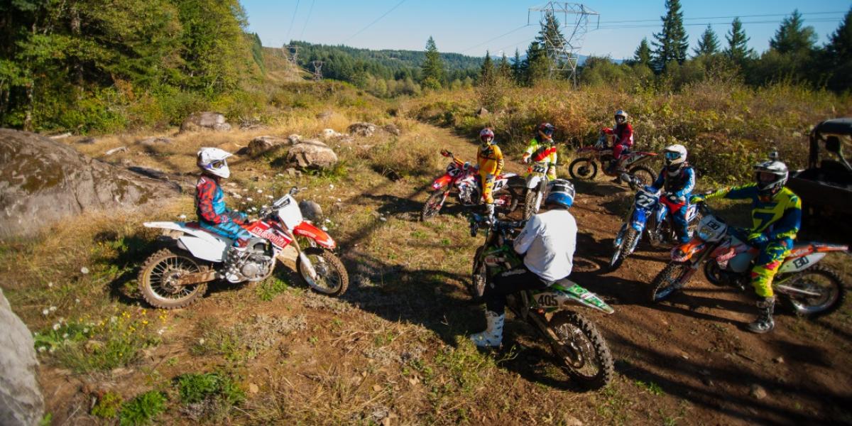 CAI DE MOTO NO MEIO DA CORRIDA - CORRIDA DE MOTOCROSS ! 