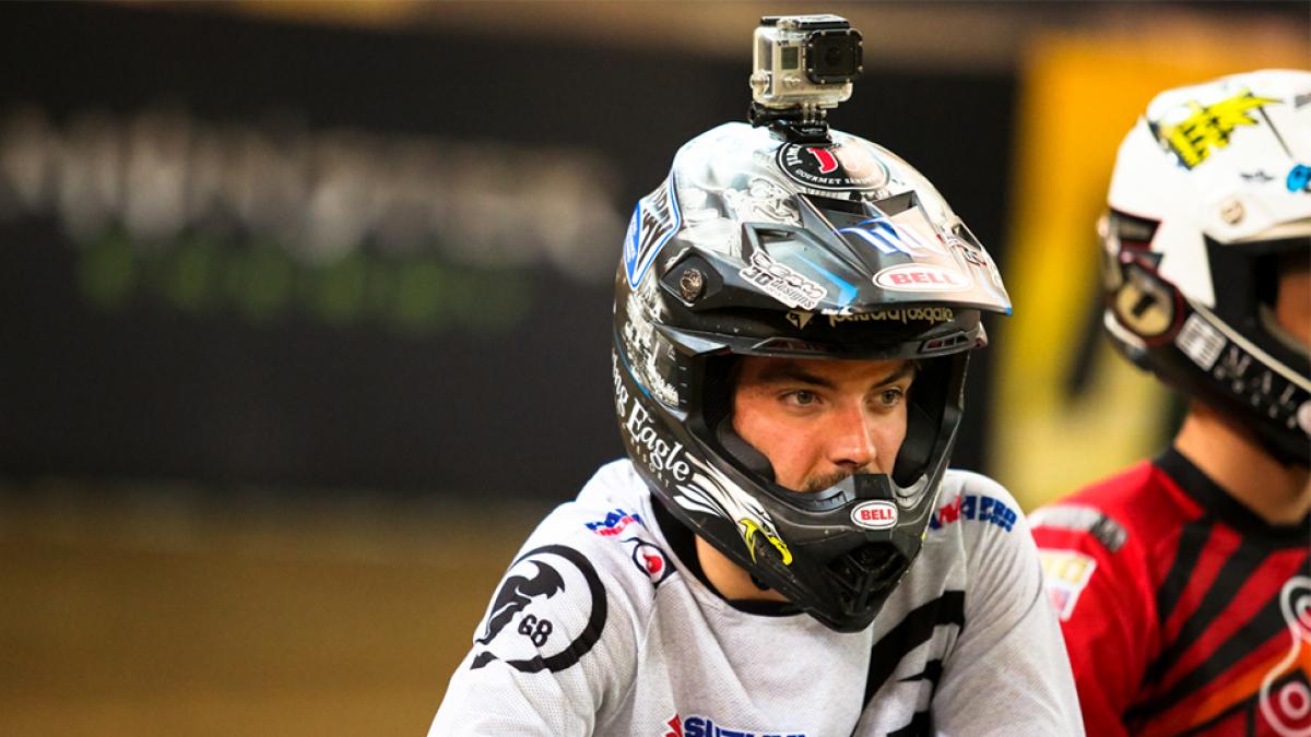 Piloto de motocross profissional com capacete e roupa de proteção