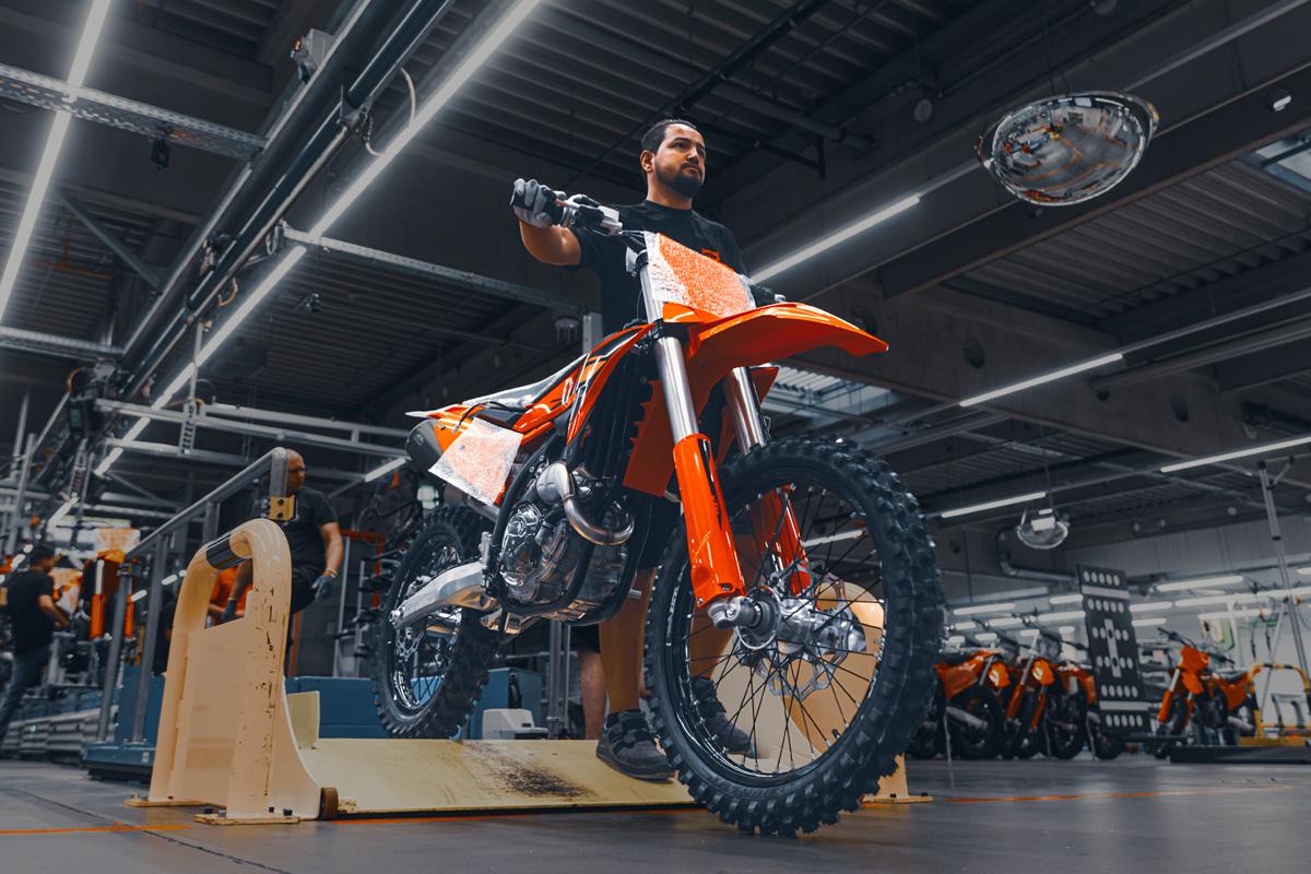 KTM retoma produção global: Força total após aquisição pela Bajaj